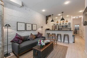Living area - Old City Charm / In Law Suite / A+ Location  (Philadelphia)