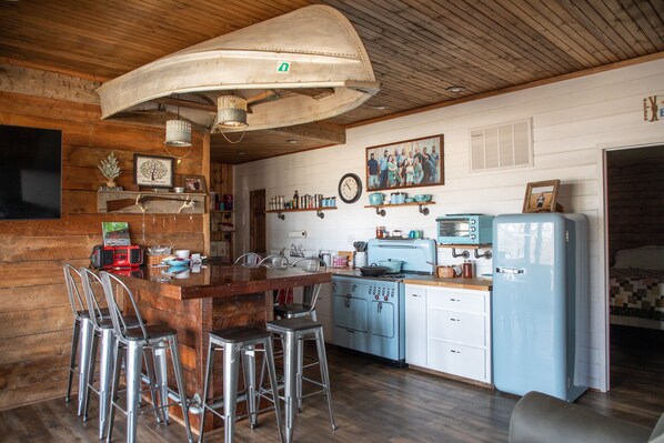 Fridge, microwave, oven, stovetop - Cozy 3-bedroom cabin on Thompson Bay Scranton, AR (Scranton)