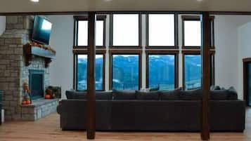 Tv, eldstad och bordsfotboll