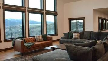 Tv, eldstad och bordsfotboll