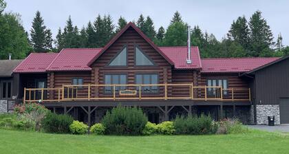 Cozy Crimson Chalet with Retro Theme Kitchen!