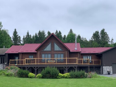 Cozy Crimson Chalet with Retro Theme Kitchen!