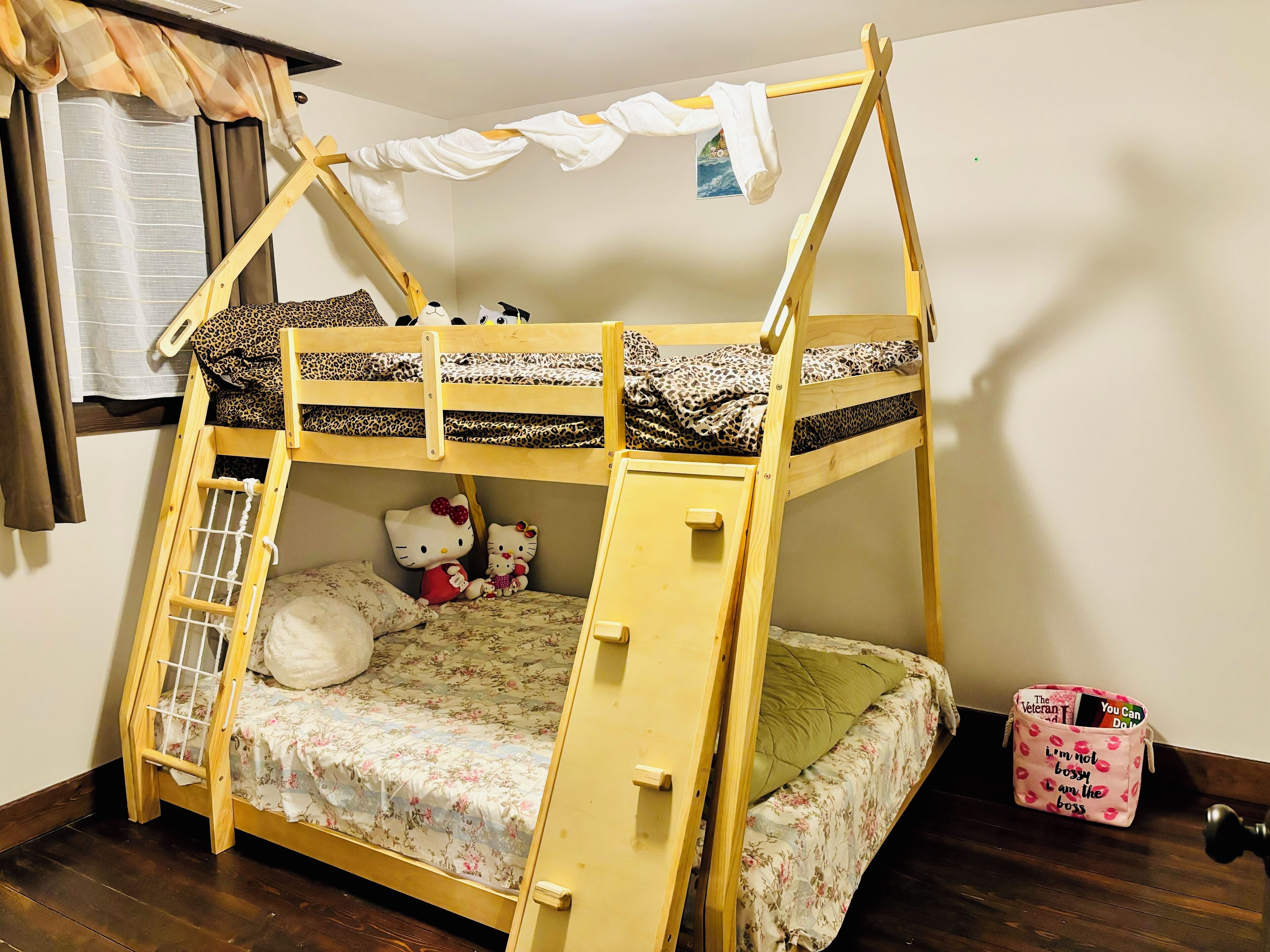 3 makuuhuonetta, työpöytä, ilmainen Wi-Fi, vuodevaatteet