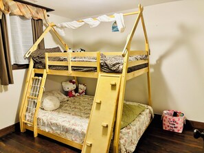 3 slaapkamers, een bureau, een strijkplank/strijkijzer, reisbedje