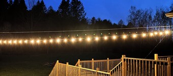 Cozy Crimson Cabin | Chalet w/ Glamping in the Backyard and Retro Theme Kitchen!