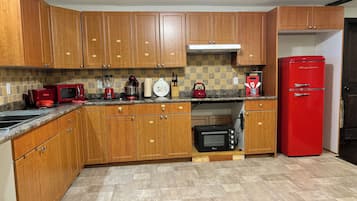 Køleskab, mikrobølgeovn, ovn, kogeplade