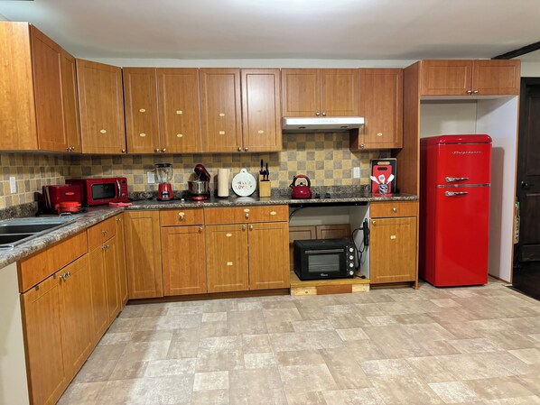 Refrigerador, microondas, horno, placa de cocina