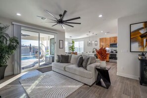 Smart TV, chimenea, videojuegos y futbolito 