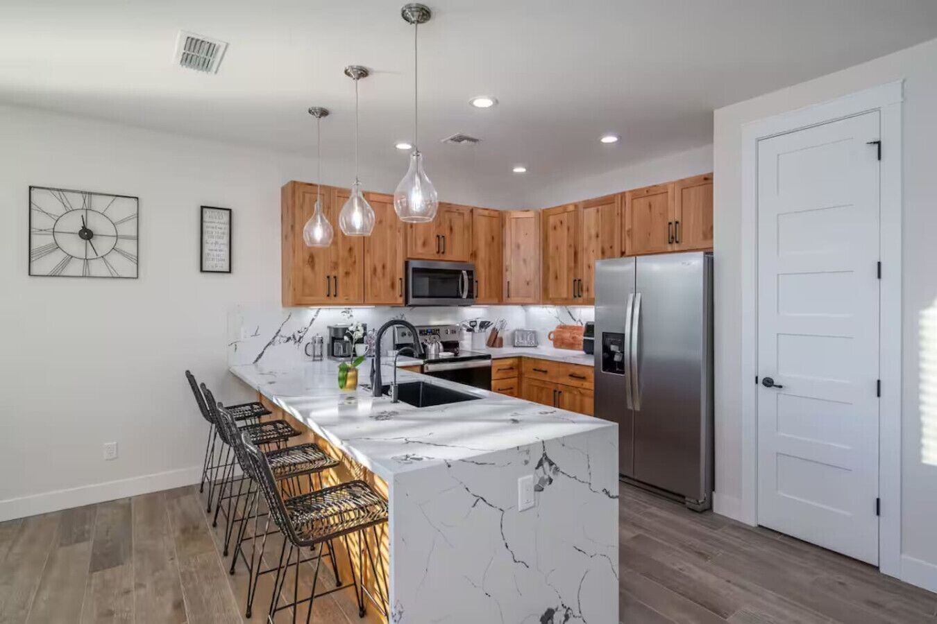 Een koelkast, een magnetron, een oven, een kookplaat