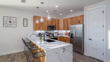 Een koelkast, een magnetron, een oven, een kookplaat