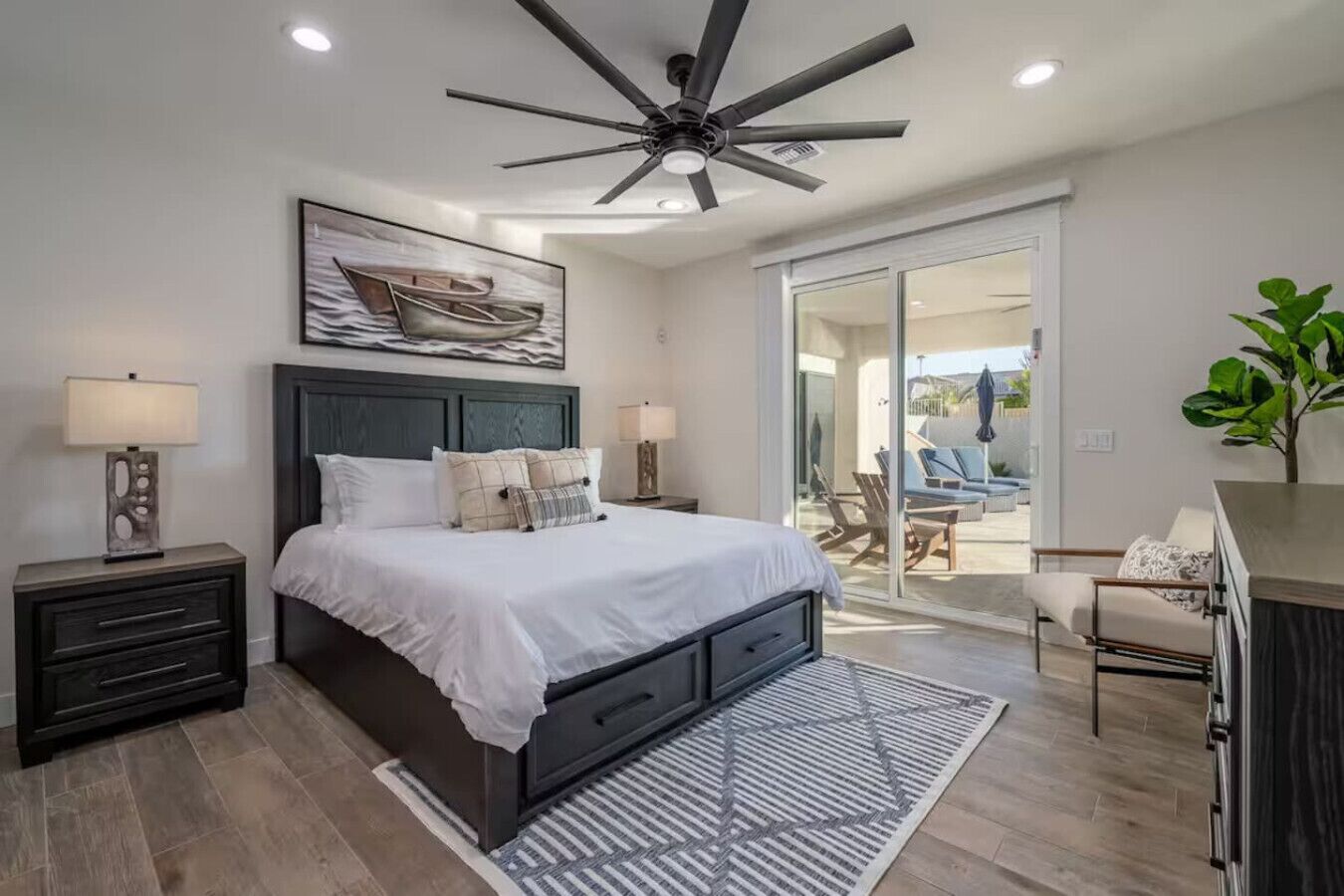 4 slaapkamers, een bureau, een strijkplank/strijkijzer, reisbedje