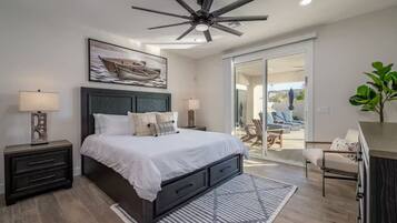 4 slaapkamers, een bureau, een strijkplank/strijkijzer, reisbedje