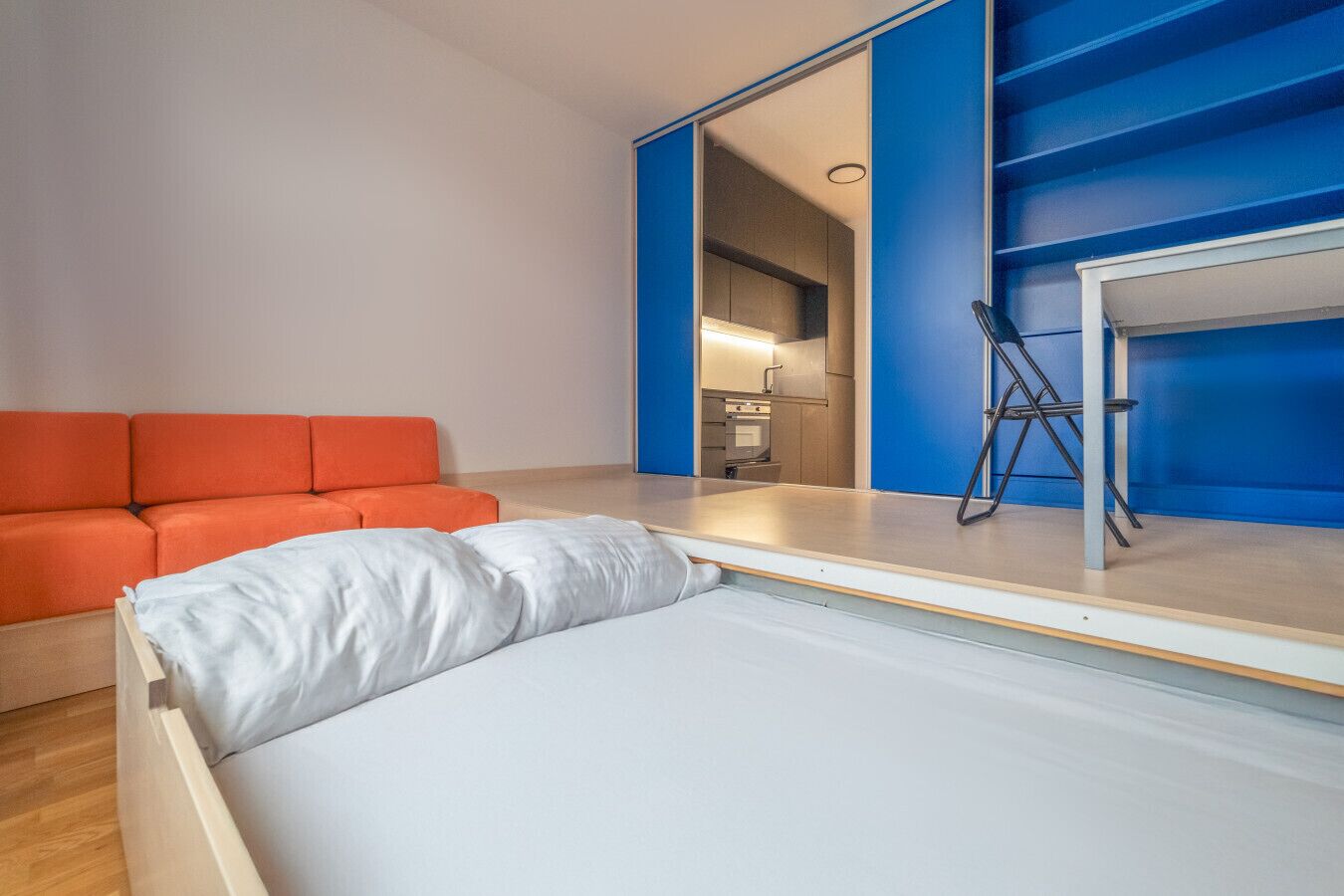 Desk, WiFi, bed sheets