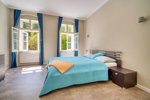 Bureau, fer et planche à repasser, Wi-Fi