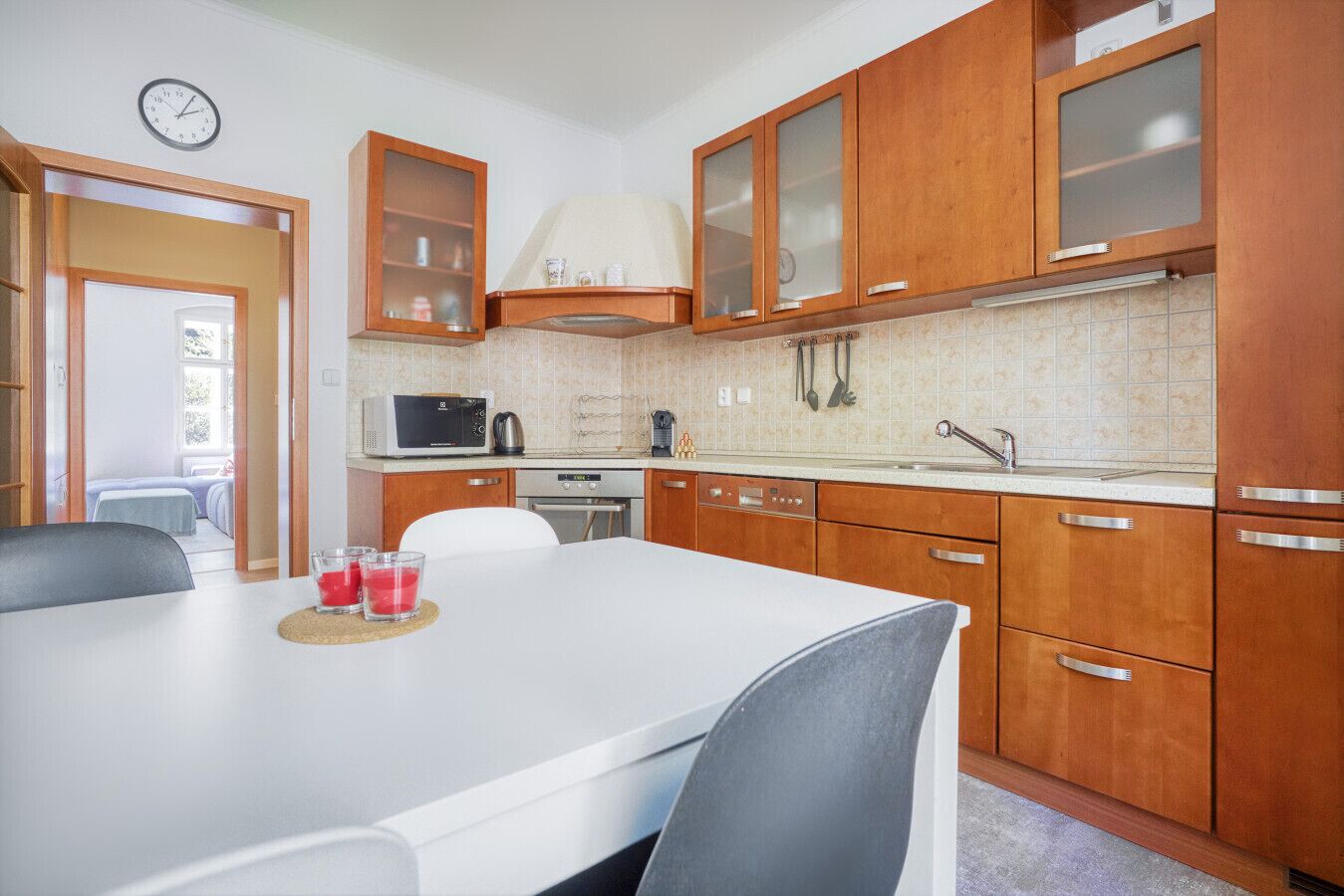 Frigorífico, microondas, placa de cocina y lavavajillas