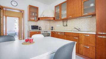 Kühlschrank, Mikrowelle, Herdplatte, Geschirrspüler