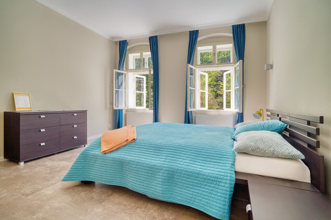 Escritorio, tabla de planchar con plancha, wifi