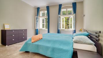 Una scrivania, ferro/asse da stiro, Wi-Fi