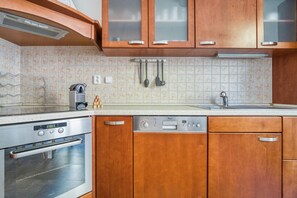 Réfrigérateur, micro-ondes, plaque de cuisson, lave-vaisselle