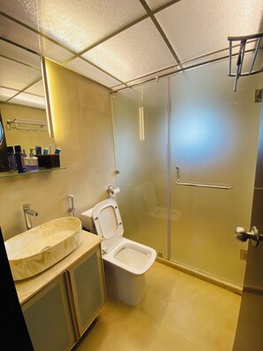 淋浴设施、毛巾、肥皂、卫生纸