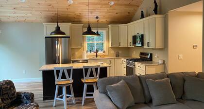 Charming 3-bedroom house in lovely Moultonborough with WiFi, AC