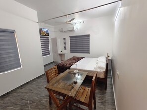 3 bedrooms, WiFi, bed sheets - Avian Oasis Homestay (Thattekad)