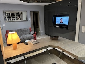 TV, fireplace