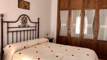 4 室のベッドルーム、アイロン / アイロン台、WiFi、ベッドシーツ