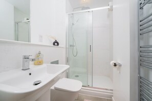 Douche, sèche-cheveux, serviettes fournies, savon