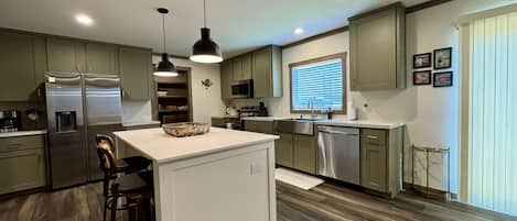 Frigorífico, microondas, horno y placa de cocina