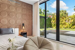 5 chambres, coffres-forts dans les chambres, fer et planche à repasser