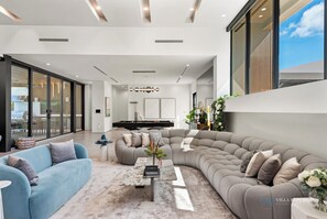 Smart TV, ping pong, stereo - Villa Maya: A Luxury Retreat in North Miami Beach (North Miami Beach)