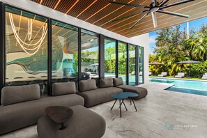 Utendørsbasseng og et oppvarmet basseng