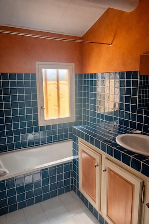 Dusche, kostenlose Toilettenartikel, Haartrockner, Handtücher