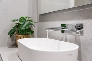 Shower, hair dryer, towels - GuestReady - Silk Factory A (Porto)
