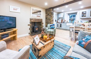 Luxe cottage, terras, uitzicht op rivier | Woonruimte | Een 38-inch smart-tv met kabelzenders, Netflix en streamingdiensten