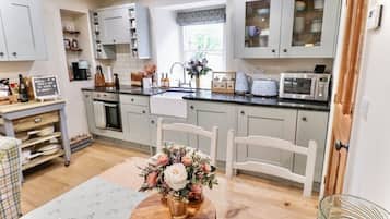 Luxury Cottage, Patio, River View | Private kitchen