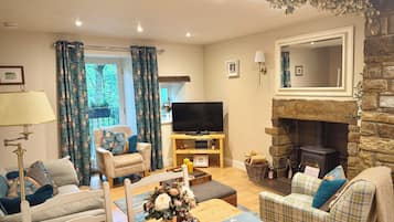 Luxury Cottage, Patio, River View | Living area | 38-inch Smart TV with cable channels, Netflix, streaming services