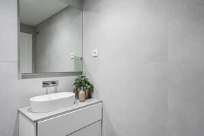 Shower, hair dryer, towels - GuestReady - Silk Factory - 3G (Porto)