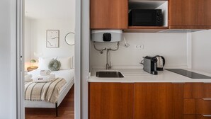 Eine moderne Küche mit integriertem Mikrowellenherd, Wasserkocher und Spüle.