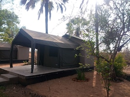 Acomodação em tenda com telhado plano e uma pequena plataforma.