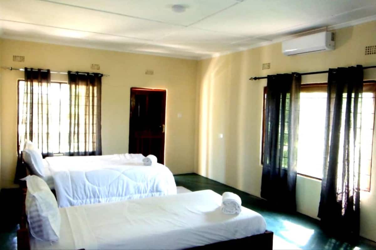 Comfort-Zweibettzimmer, Poolblick | 1 Schlafzimmer, hochwertige Bettwaren, Daunenbettdecken, Schreibtisch
