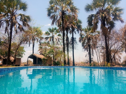 Royal South Luangwa Safaris Lodge