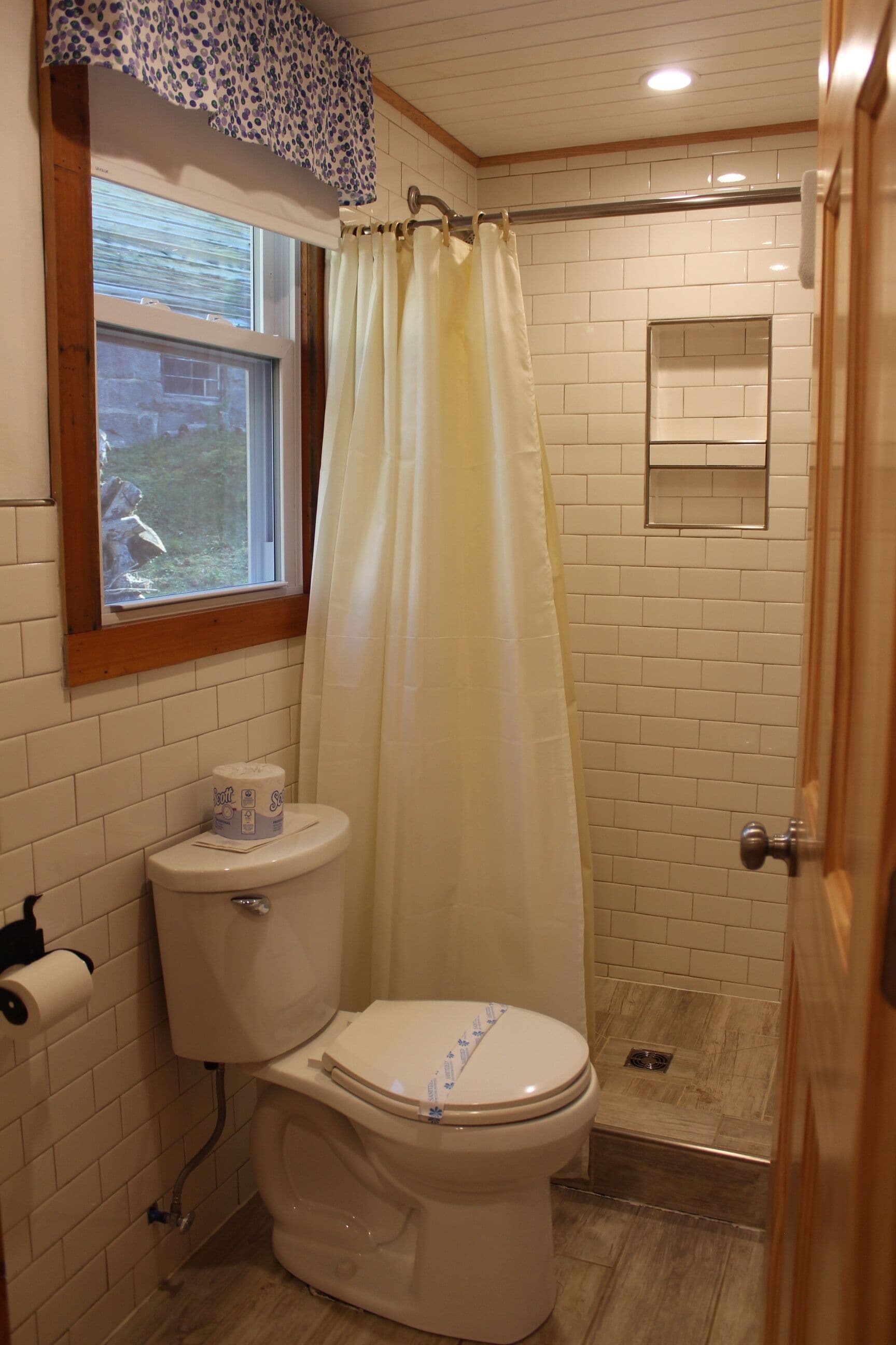 Room, Multiple Beds, Non Smoking | Bathroom