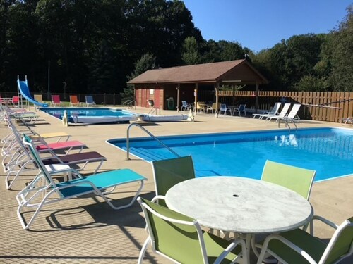 Charming 4-bedroom cottage with fireplace & hot tub