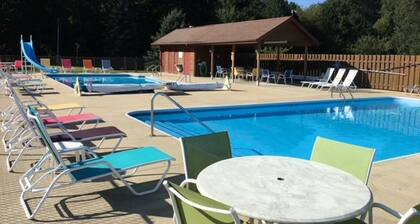 Charming 4-bedroom cottage with fireplace & hot tub