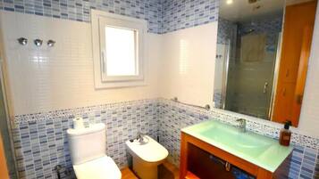 Douche, sèche-cheveux, bidet, savon