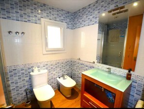 Douche, sèche-cheveux, bidet, savon