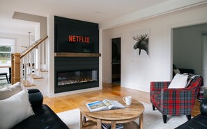 Älytelevisio, takka, videopelejä, kirjoja