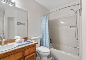 Douche, sèche-cheveux, serviettes fournies, papier toilette